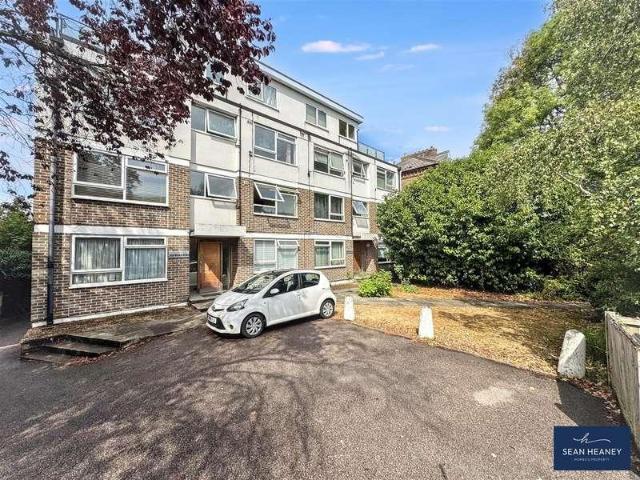 Flat for sale in New Barnet, Greater London