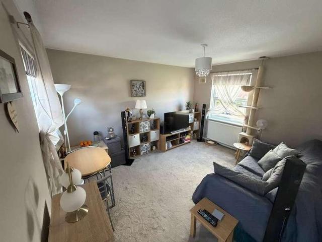 Flat for sale in London Borough of Hounslow, Greater London