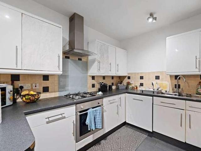 Flat for sale in Maryland, Greater London