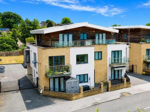 Flat for sale in Pouchen End, Hertfordshire