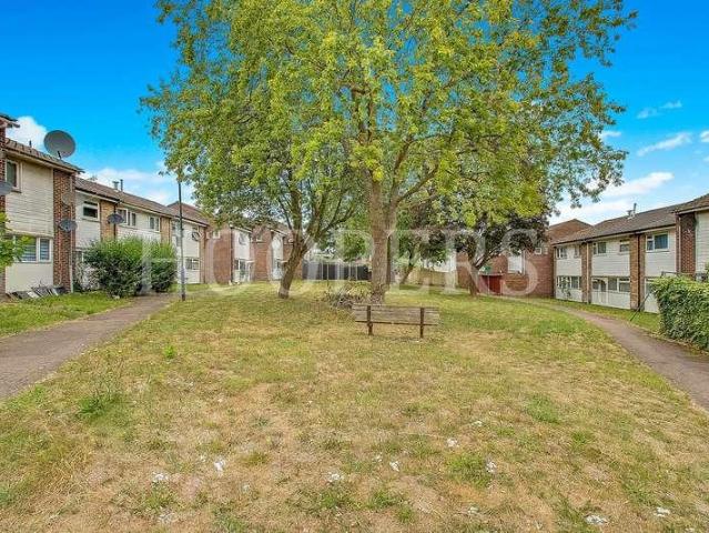 Flat for sale in Dollis Hill, Greater London