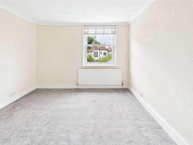 Flat for sale in Streatham, Greater London