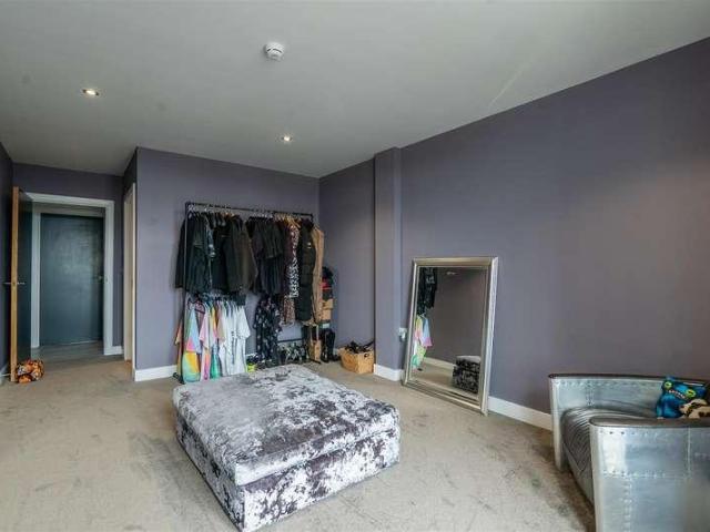Flat for sale in Richmond Hill, West Yorkshire