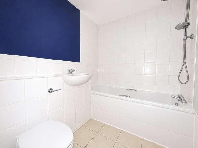 Flat for sale in Maidenhall, Key Street