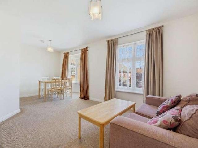 Flat for sale in London Borough of Hounslow, Greater London