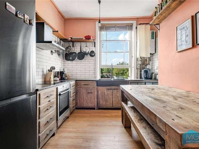 Flat for sale in New Barnet, Greater London