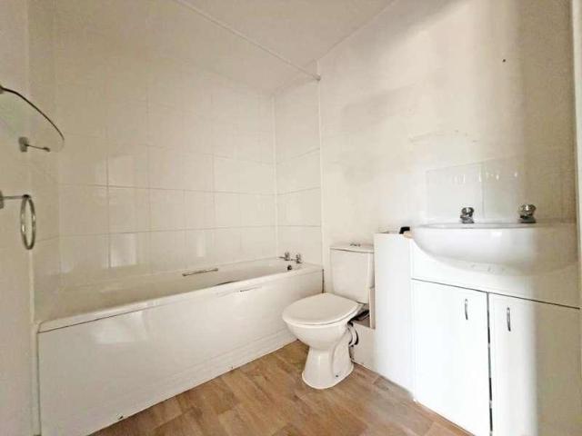 Flat for sale in Grays, Essex
