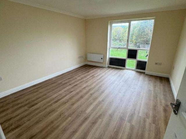 Flat for sale in E6, London