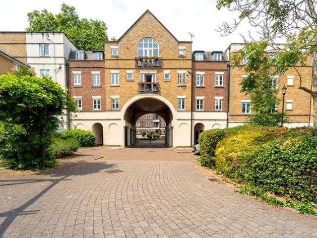 Flat for sale in Herne Hill, Greater London