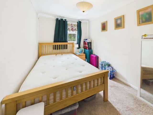 Flat for sale in Hillview, Surrey