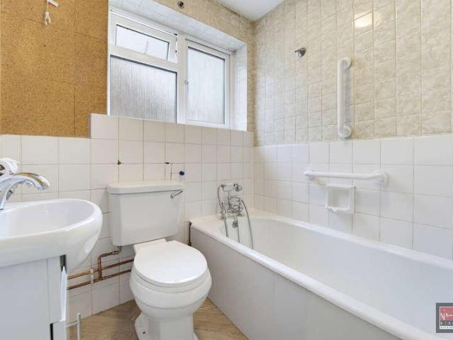 Flat for sale in Ashford Common, Spelthorne