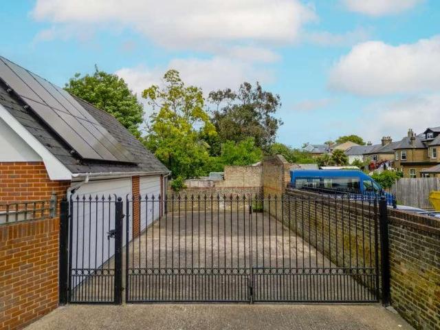 Flat for sale in Earlsfield, Greater London