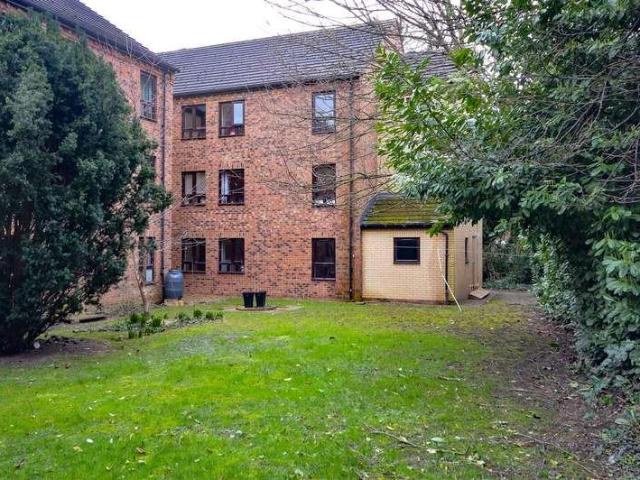 Flat for sale in Belle Isle, West Yorkshire