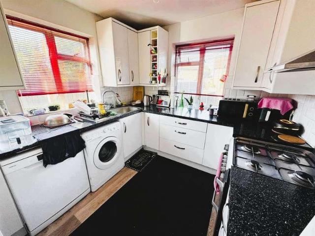 Flat for sale in London Borough of Hounslow, Greater London