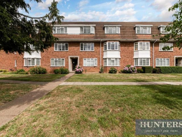 Flat for sale in Worcester Park, Greater London