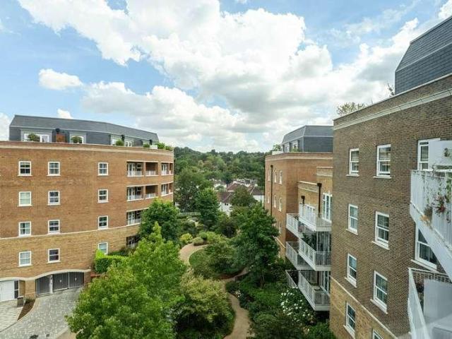 Flat for sale in Oxted, Hillview