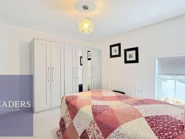 Flat for sale in Chipping Hill, Essex