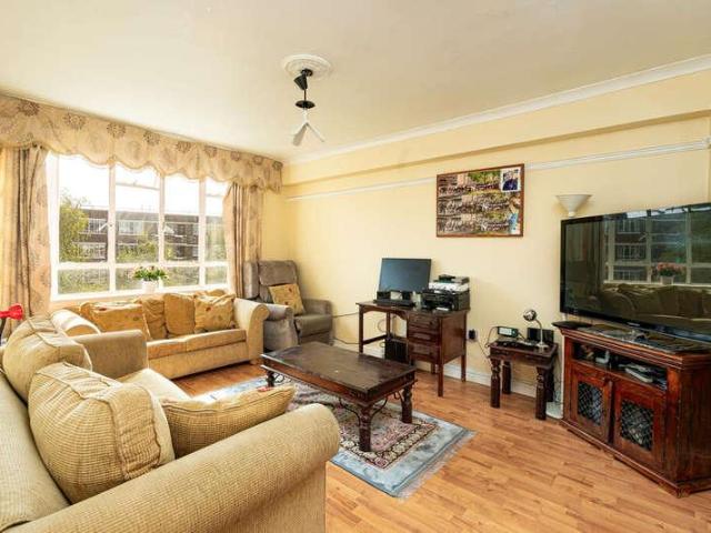 Flat for sale in Camberwell, Greater London