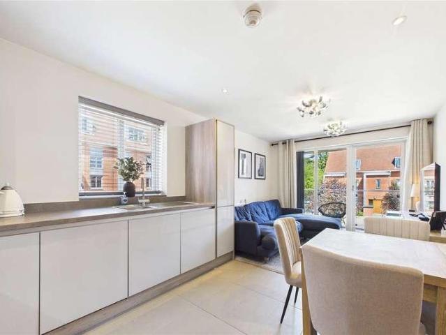 Flat for sale in Heol-las, Surrey