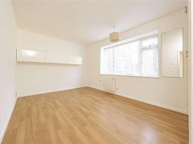 Flat for sale in Motspur Park, Greater London