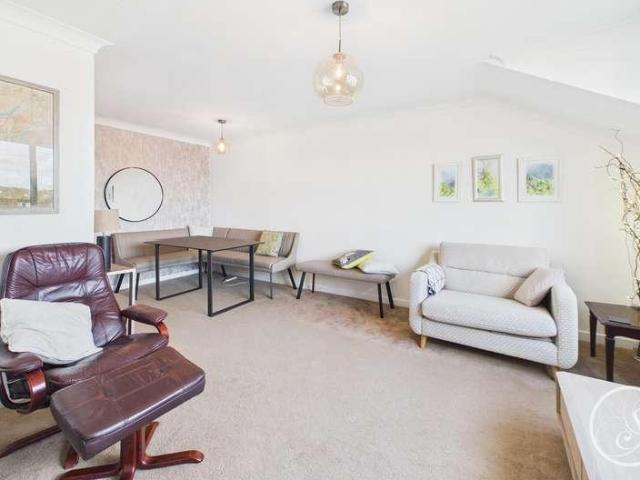 Flat for sale in West Yorkshire