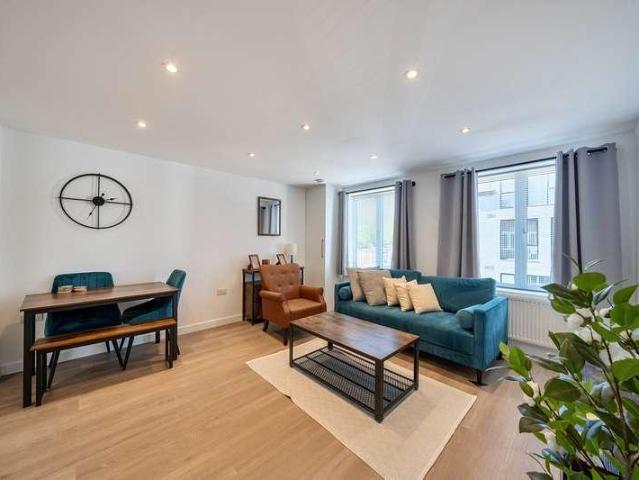 Flat for sale in Little Stanmore, Greater London