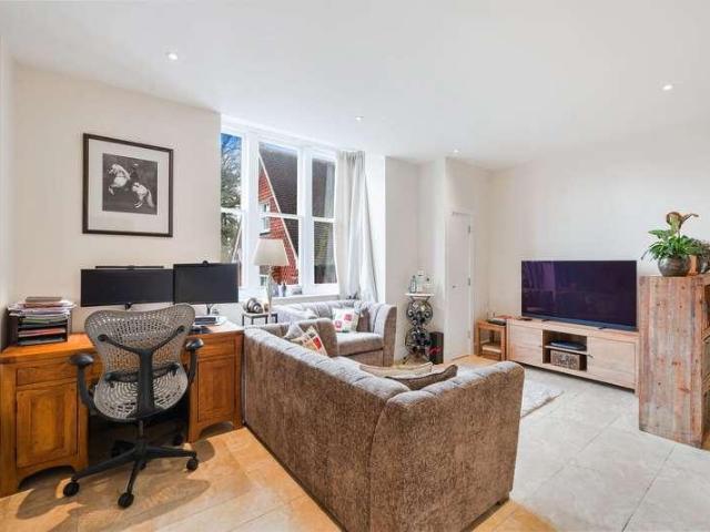 Flat for sale in Red Hill, Surrey