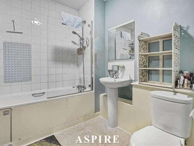 Flat for sale in Vange, Essex