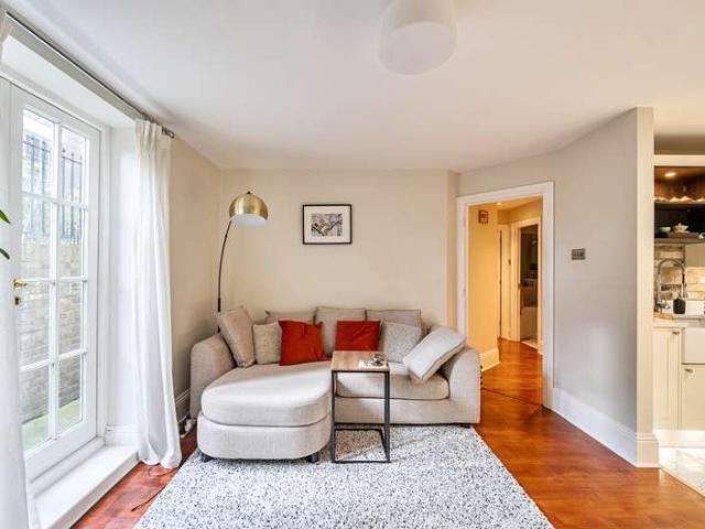 Flat for sale in Friern Barnet, Greater London