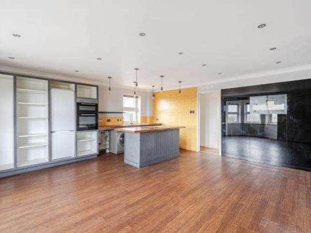 Flat for sale in Seething Wells, Greater London