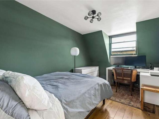 Flat for sale in Highbury, Greater London