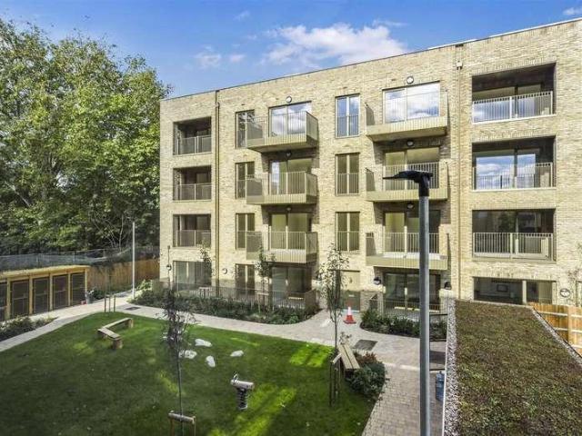 Flat for sale in Oval, Greater London