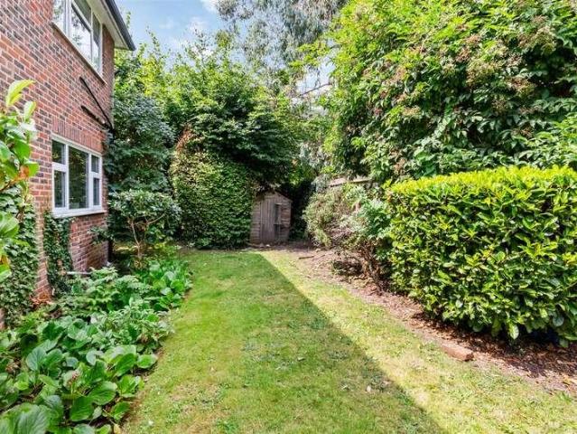 Flat for sale in London Borough of Merton, Raynes Park