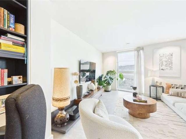 Flat for sale in Mill Hill, Greater London