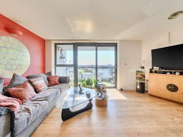 Flat for sale in London Borough of Ealing, Greater London