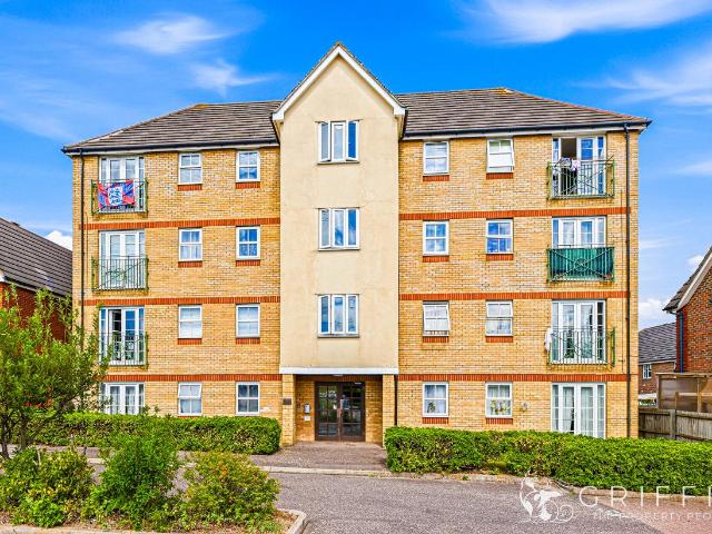 Flat for sale in Grays, Essex