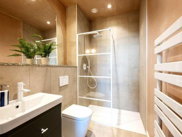 Flat for sale in North Kensington, Greater London
