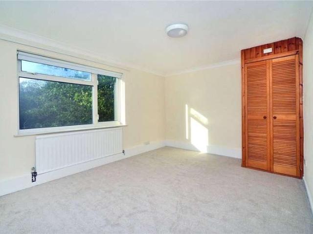 Flat for sale in Red Hill, Surrey