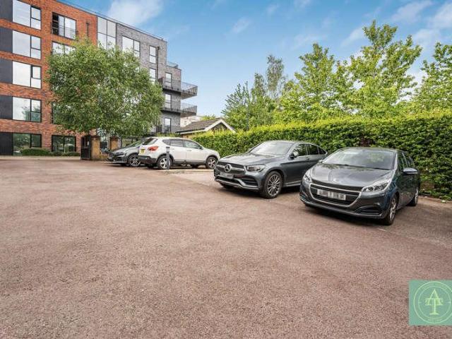 Flat for sale in Southgate, Greater London