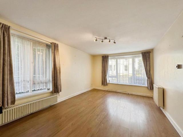 Flat for sale in Folkestone, Foord