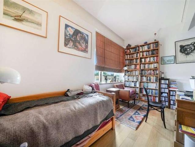 Flat for sale in Holloway, Greater London