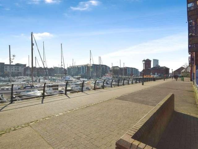 Flat for sale in SA1 Swansea Waterfront, Nangreaves