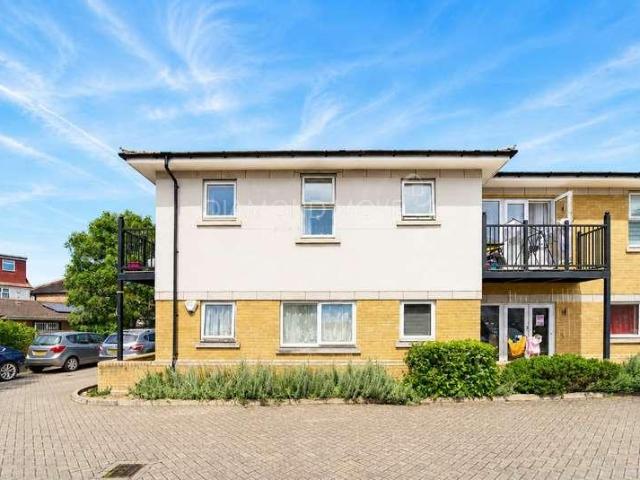 Flat for sale in London Borough of Hounslow, Greater London