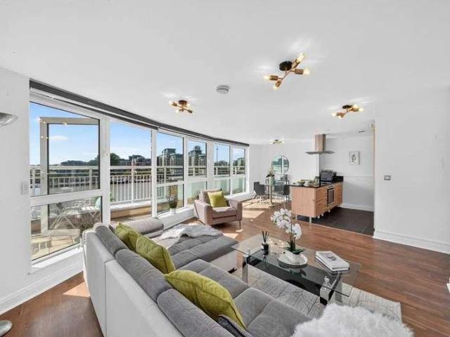 Flat for sale in Battersea, Greater London
