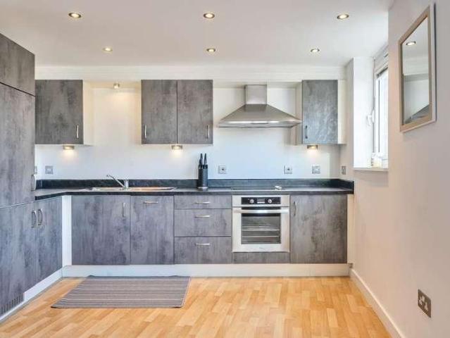 Flat for sale in Heol-las, Surrey