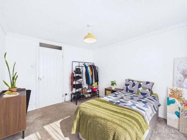 Flat for sale in London Borough of Croydon, Forestdale