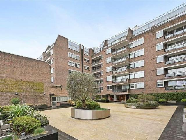 Flat for sale in Kensington, Greater London