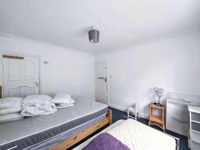 Flat for sale in London Borough of Hounslow, Greater London