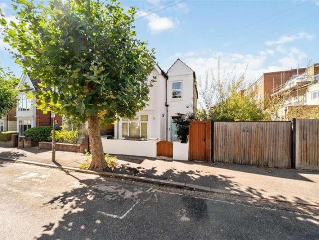 Flat for sale in London Borough of Merton, Raynes Park