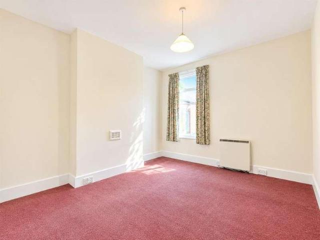 Flat for sale in Bowes Park, Greater London